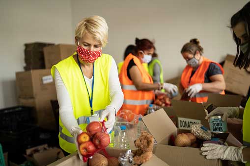 Frau verpackt Hilfsgüter