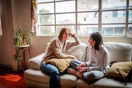 Eine Mutter spricht mit ihrer Tochter