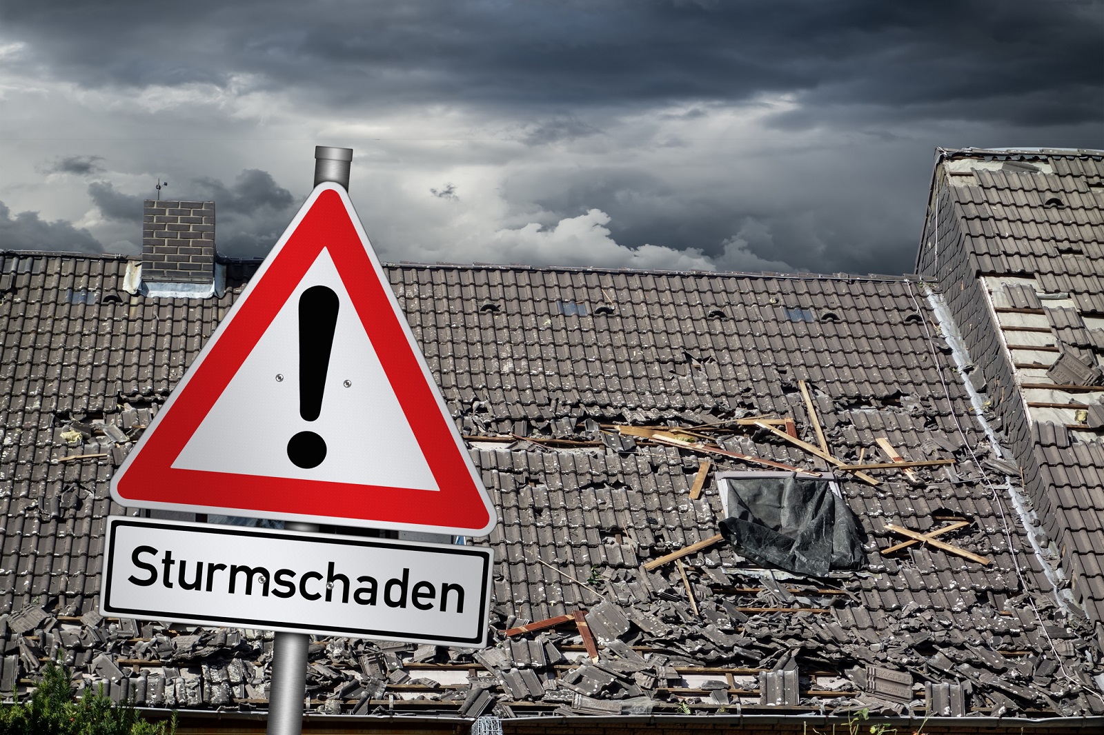 Das Dach eines Hauses ist durch einen Sturm teilweise abgedeckt worden.