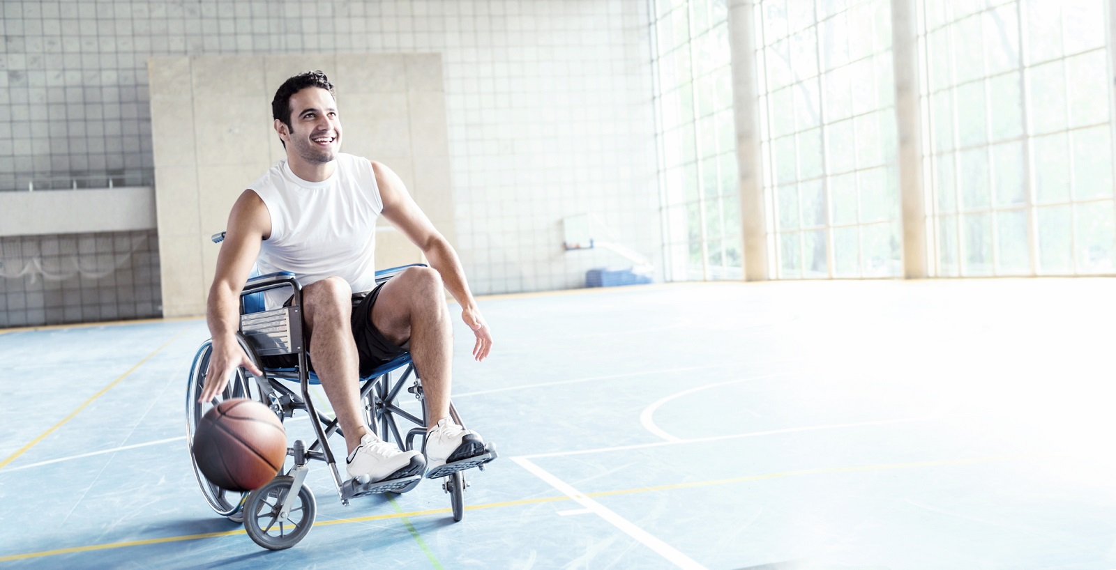 Ein Rollstuhlfahrer spiel Basketball. 