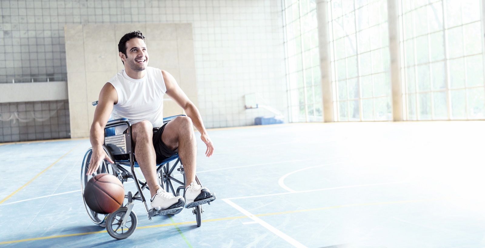 Ein Rollstuhlfahrer spiel Basketball.