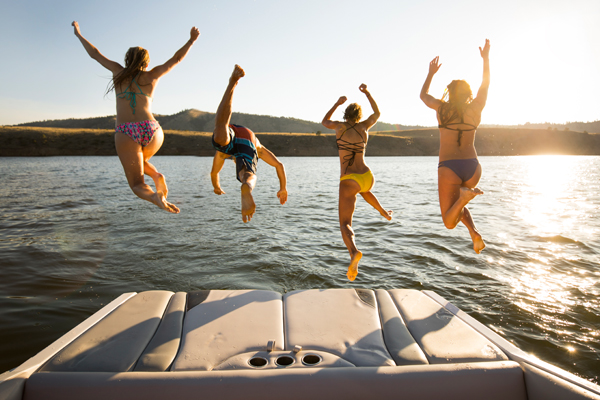 In und auf dem Wasser: Diese sieben Sportarten kühlen Dich runter