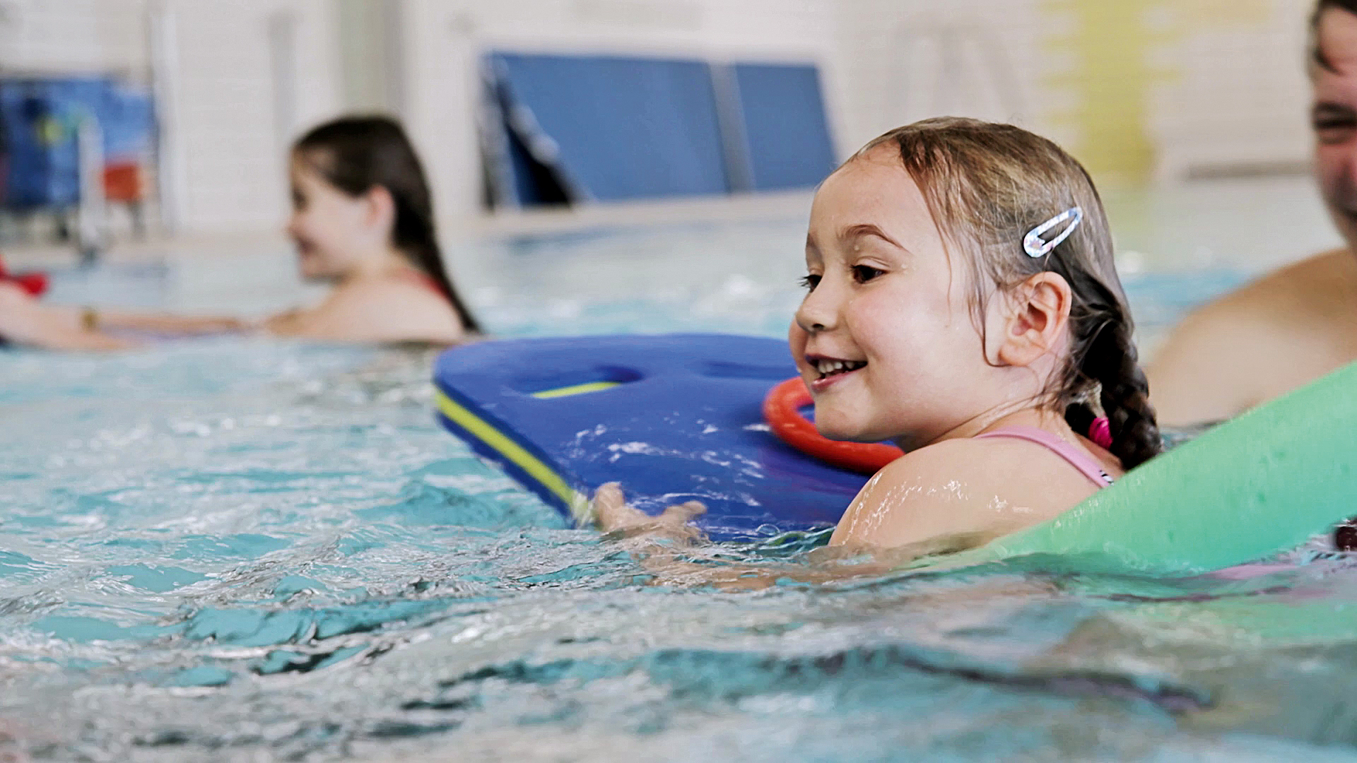 Kinder lernen Schwimmen Ein Kind schwimmt