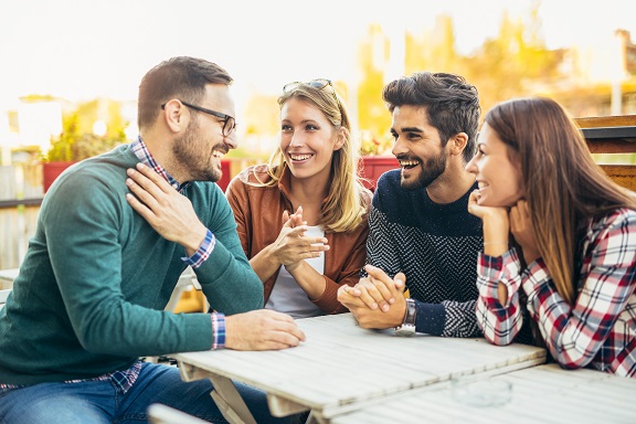 Eine Gruppe junger Menschen tauscht sich über die Formen der Kreditausfallversicherung aus.