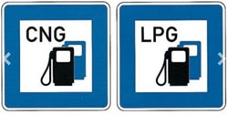 Zwei Schilder weisen auf CNG und LPG Zapfsäulen hin.