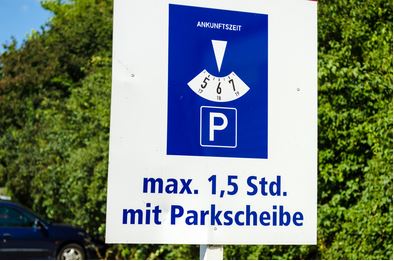 Ein Parken-Verkehrsschild zeigt, wie lange und zwischen welchen Zeiten man mit Parkscheibe parken darf.