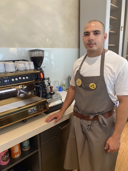 Nikolaos vor der Kaffeemaschine im Kaffee Salamanca