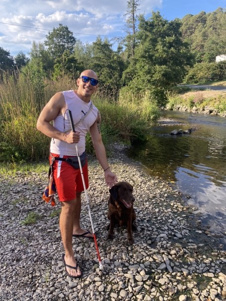Nikolaos mit seinem Hund Orlando am Fluss