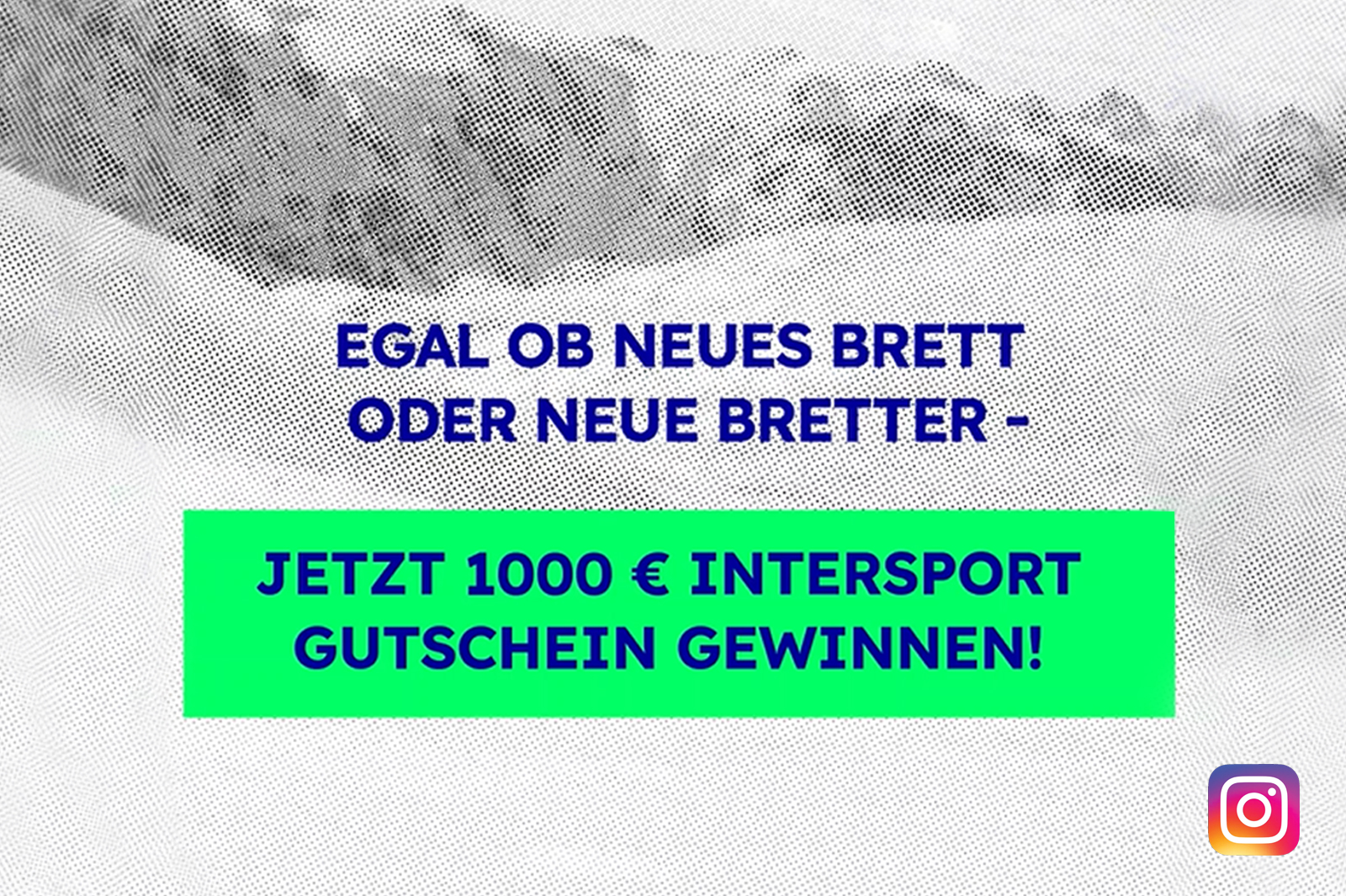 Bei der Abfahrt auf einer Piste springt ein Skifahrer von einem kleinen Felsen.