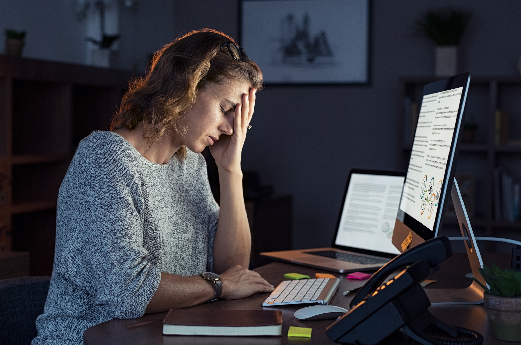 Eine Studierende sitzt überarbeitet vor ihrem Computerbildschirm.