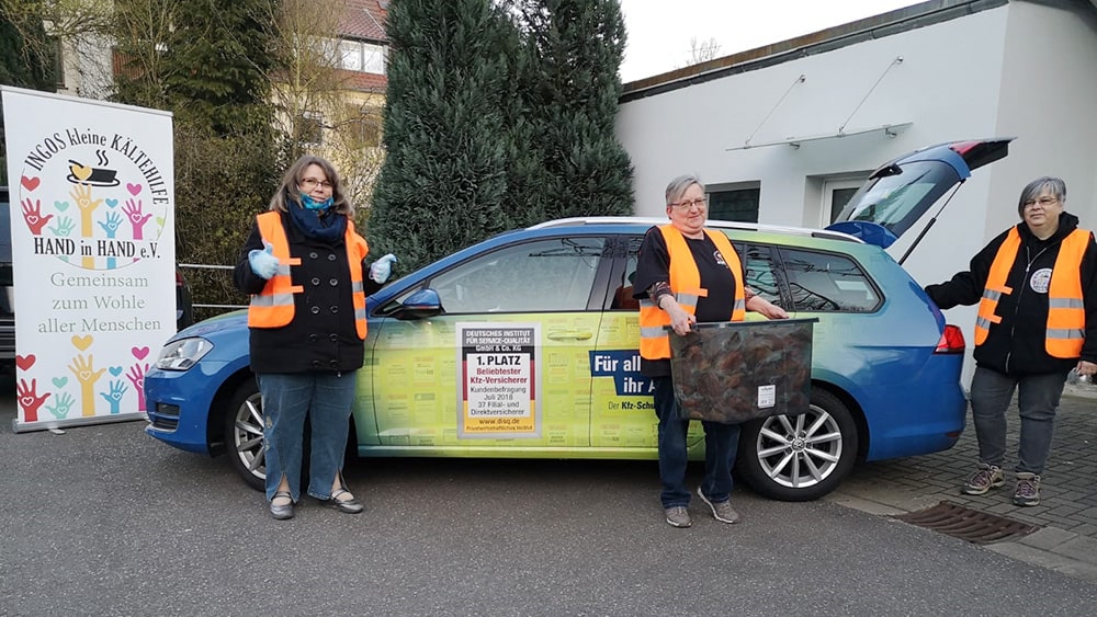 Drei Frauen am Auto