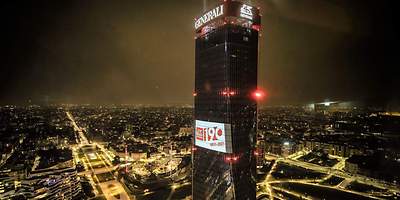 Sechs lachende Menschen auf einem Geburtstag