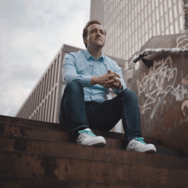 Robin Kiera, sitzend auf einer Treppe