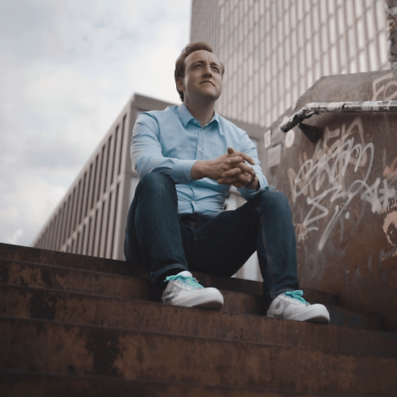 Robin Kiera, sitzend auf einer Treppe