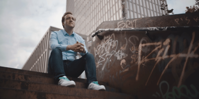 Robin Kiera, sitzend auf einer Treppe