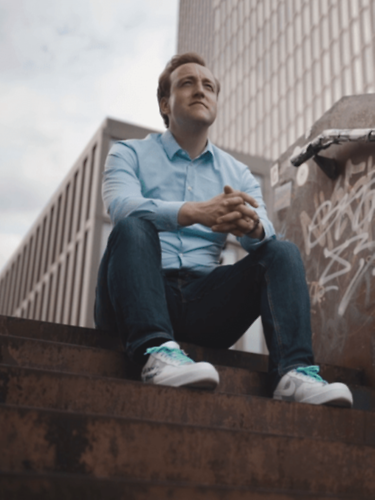 Robin Kiera, sitzend auf einer Treppe