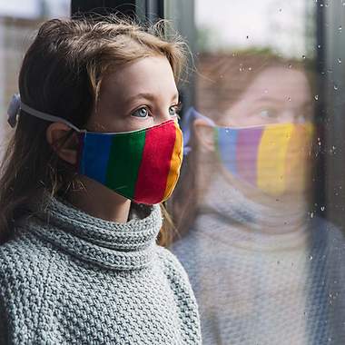 Frau mit bunter Stoffmaske