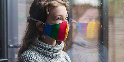 Frau mit bunter Stoffmaske