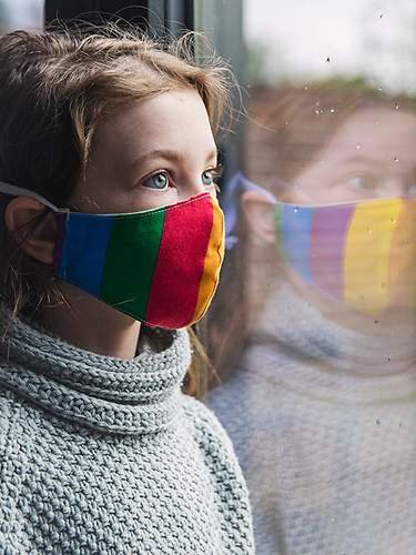 Frau mit bunter Stoffmaske