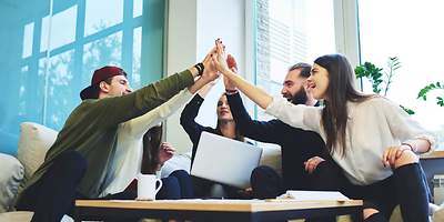 Frau mit bunter Stoffmaske