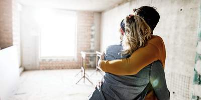 Paar steht im Rohbau