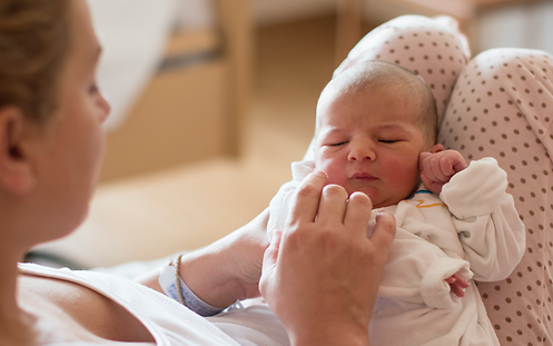 Eine Frau hat ihr Baby auf dem Bauch