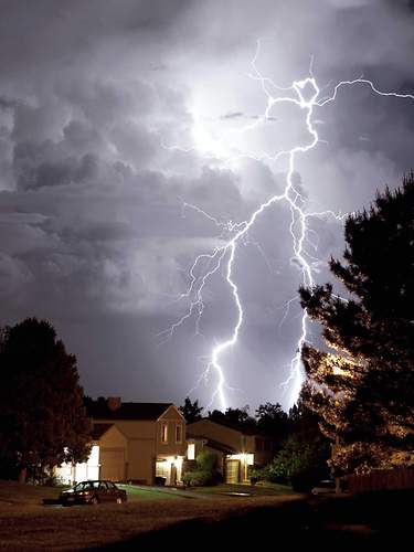 Ein Gewitter tobt über einer Stadt.