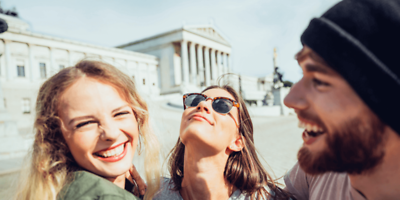 Junge Menschen verstehen sich gut