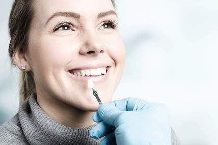 Das Bild zeigt eine Frau, die eine Zahnbehandlung beim Zahnarzt bekommt. 