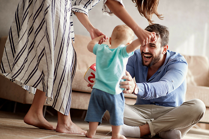 Eine junge Familie hat nach dem Hauskauf eine Gebäudeversicherung abgeschlossen. 