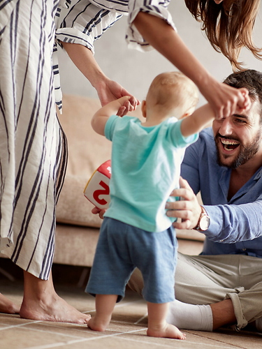 Eine junge Familie hat nach dem Hauskauf eine Gebäudeversicherung abgeschlossen. 