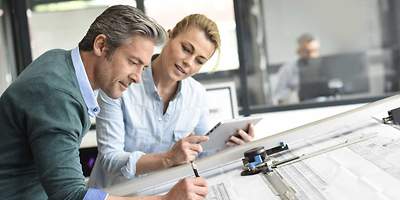 Ein Team aus Architekten arbeitet an der Planung eines Gebäudes. 