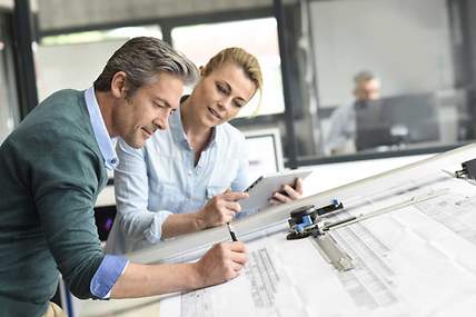 Ein Team aus Architekten arbeitet an der Planung eines Gebäudes. 
