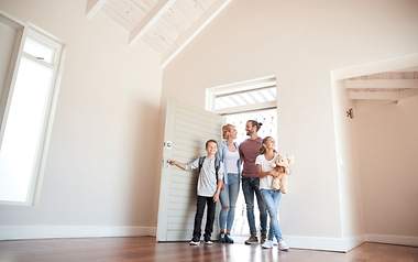 Tipps zur erfolgreichen Hausbesichtigung und dem Traum vom Eigenheim Eine junge Familie hat sich nach der Hausbesichtigung für ihr neues Zuhause entschieden.