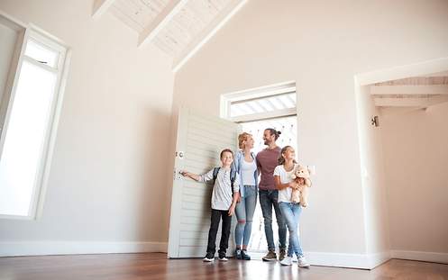 Tipps zur erfolgreichen Hausbesichtigung und dem Traum vom Eigenheim Eine junge Familie hat sich nach der Hausbesichtigung für ihr neues Zuhause entschieden.