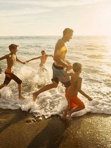 Familie genießt die Sonne und das Meer