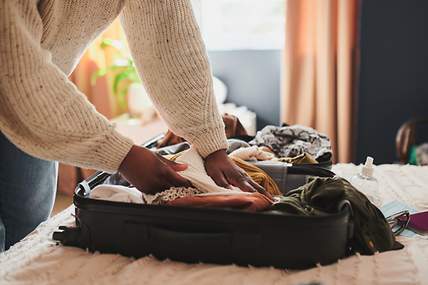 Reiseunfallversicherung: Koffer packen – Header-Bild