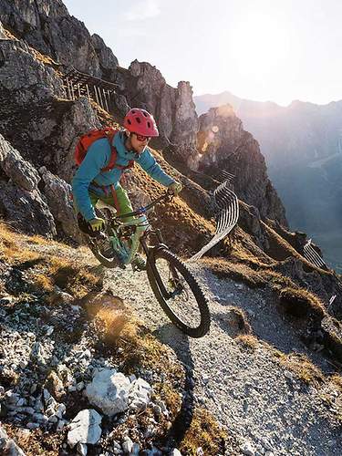 Ein Biker fährt konzentriert einen Trail 