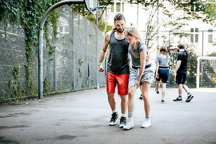 Eine junge Frau hat sich beim Sport verletzt.