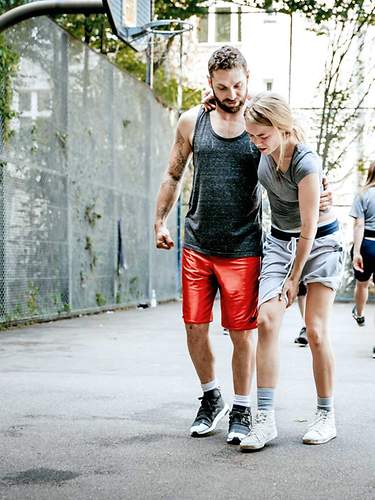 Eine junge Frau hat sich beim Sport verletzt.