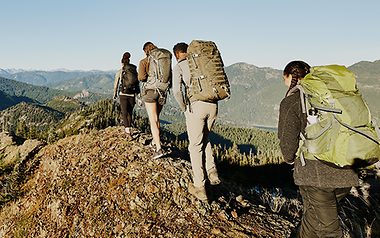 Eine Gruppe wandert über einen Bergkamm