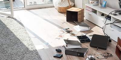 Ein Paar wandert begeistert durch die Berge 