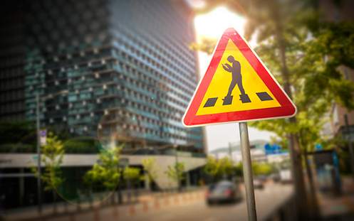 Smombies jetzt auch auf dem Verkehrsschild Verkehrsschild "Smombies"