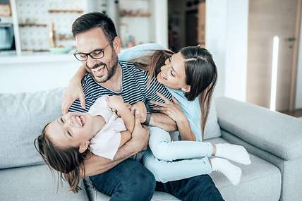 Das Bild zeigt eine Familie nach dem Vergleich der Risikolebensversicherungen von verschiedenen Anbietern.