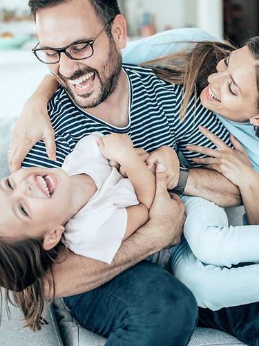 Das Bild zeigt eine Familie nach dem Vergleich der Risikolebensversicherungen von verschiedenen Anbietern.