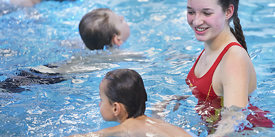 Kinder lernen Schwimmen