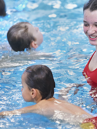 Kinder lernen Schwimmen