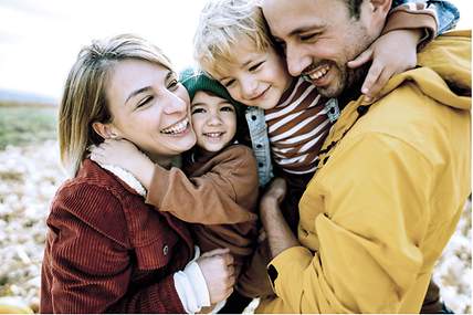 Das Bild zeigt eine Familie, die Tipps vor dem Abschluss der Risikolebensversicherung berücksichtigt hat