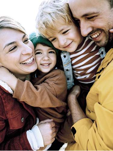 Eine junge Familie ist zusammen spazieren.