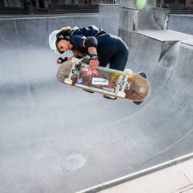 Lilly trainiert mit ihrem Board